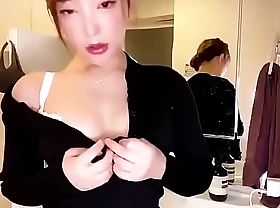 maity sexy gravure idol japonesa se quita su vestido negro mostrando su conjunto de ropa interior blanca