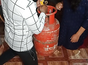 Vapour Cylinder Ke sath-sath Pyashi Bhabhi Ki Chut Ki Problem Thik Ki, kitchan me Chod Dala